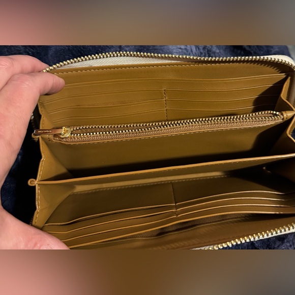 NWOT Coach Long Zip Around Wallet In Signature Canvas Gold/Light Khaki Chalk - Picture 10 of 13